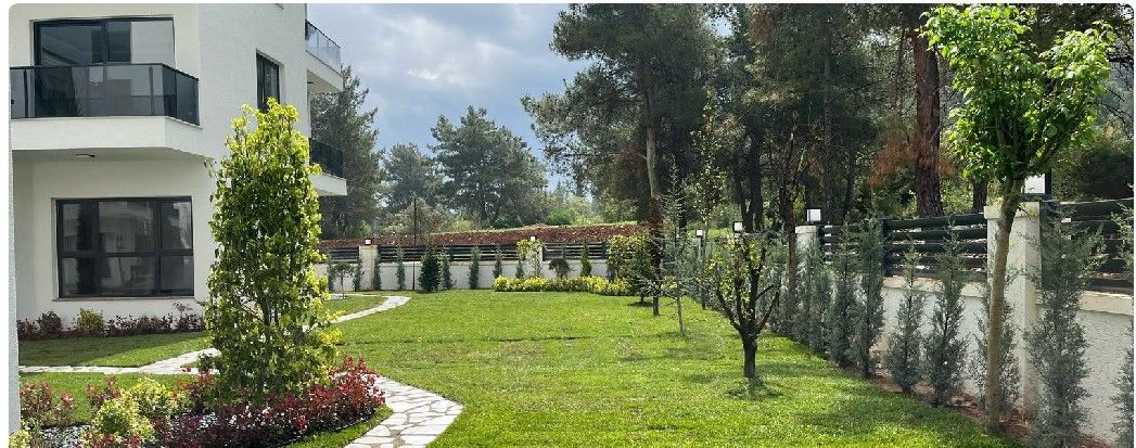 Sulama altyapısı kurulmuş site bahçesi