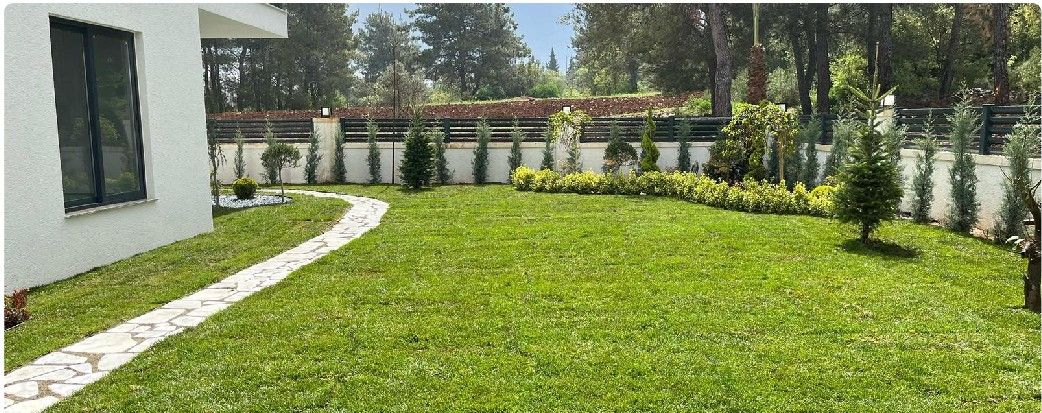 Çim alan içinde doğal taş yürüyüş yolu