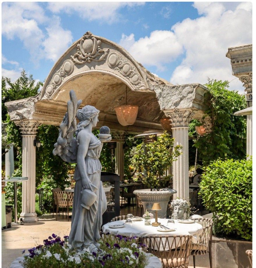 Heykel ve pergola detaylı restoran bahçesi