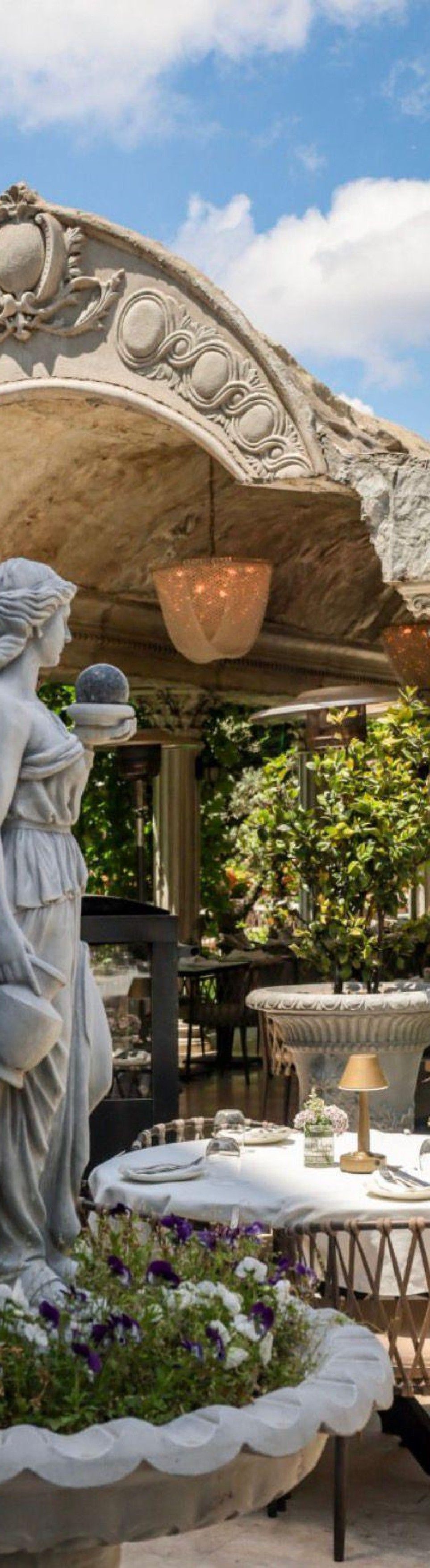 Restoran bahçesi dikey görünüm