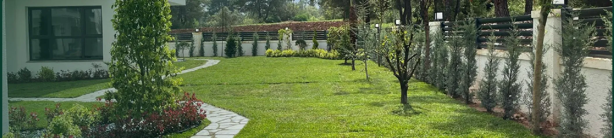 Planlı bitkilendirme ve doğal taş yürüyüş yolu ile bahçe uygulaması