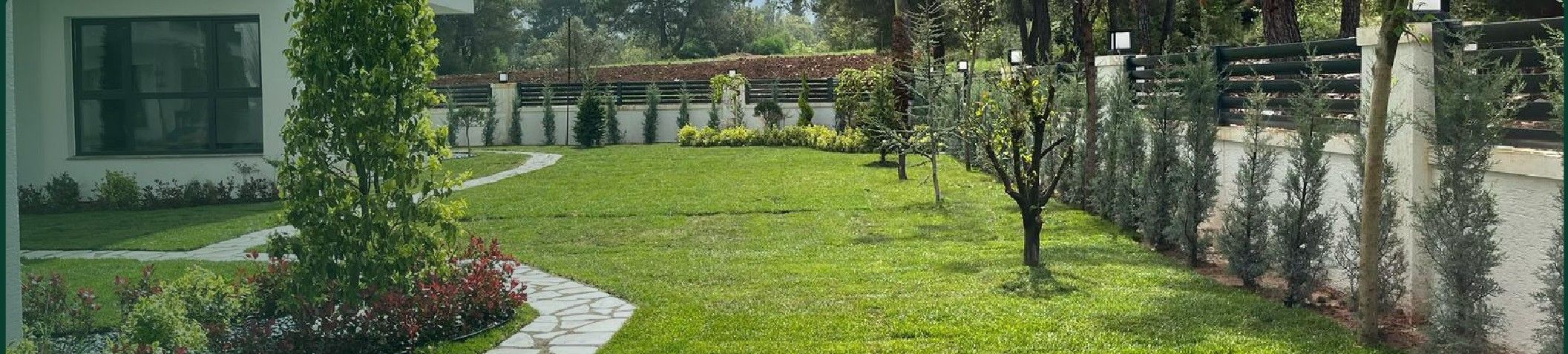 Planlı bitkilendirme ve doğal taş yürüyüş yolu ile bahçe uygulaması