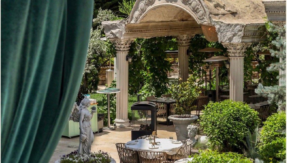 Pergola ve yoğun bitki dokusuyla sosyal alan